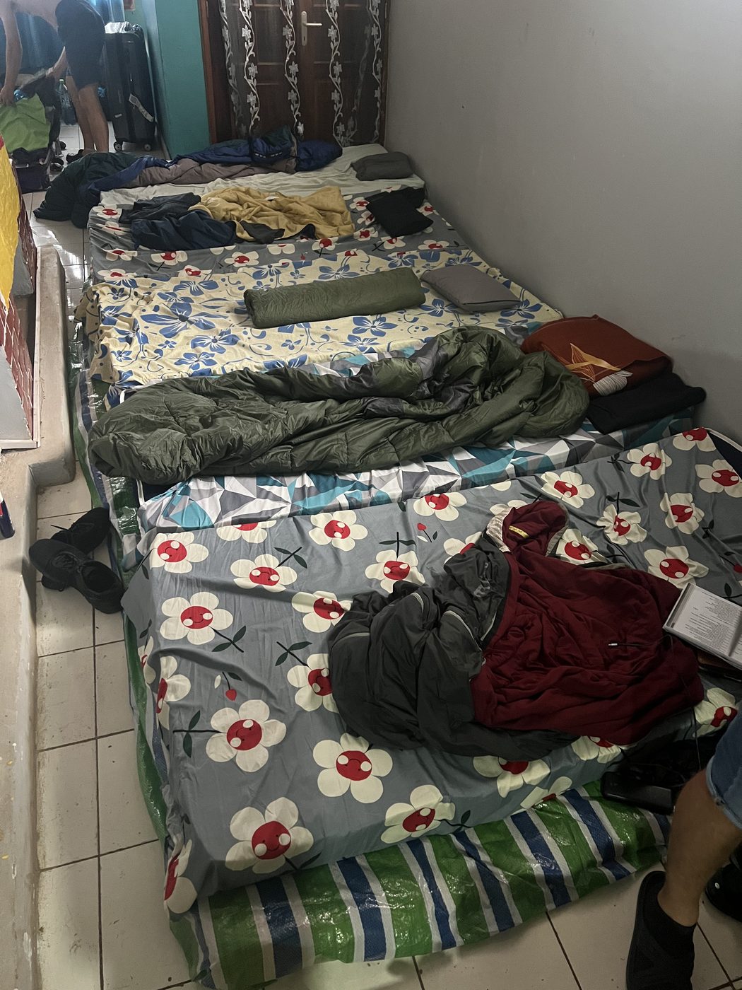 Matratzen nebeneinander auf dem Boden – unser Nachtlager in Antananarivo